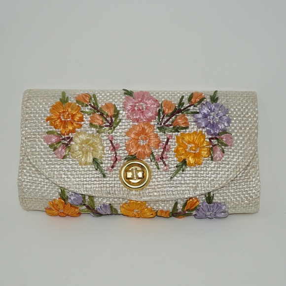 Vintage Handbags - Vintage Straw Floral Clutch